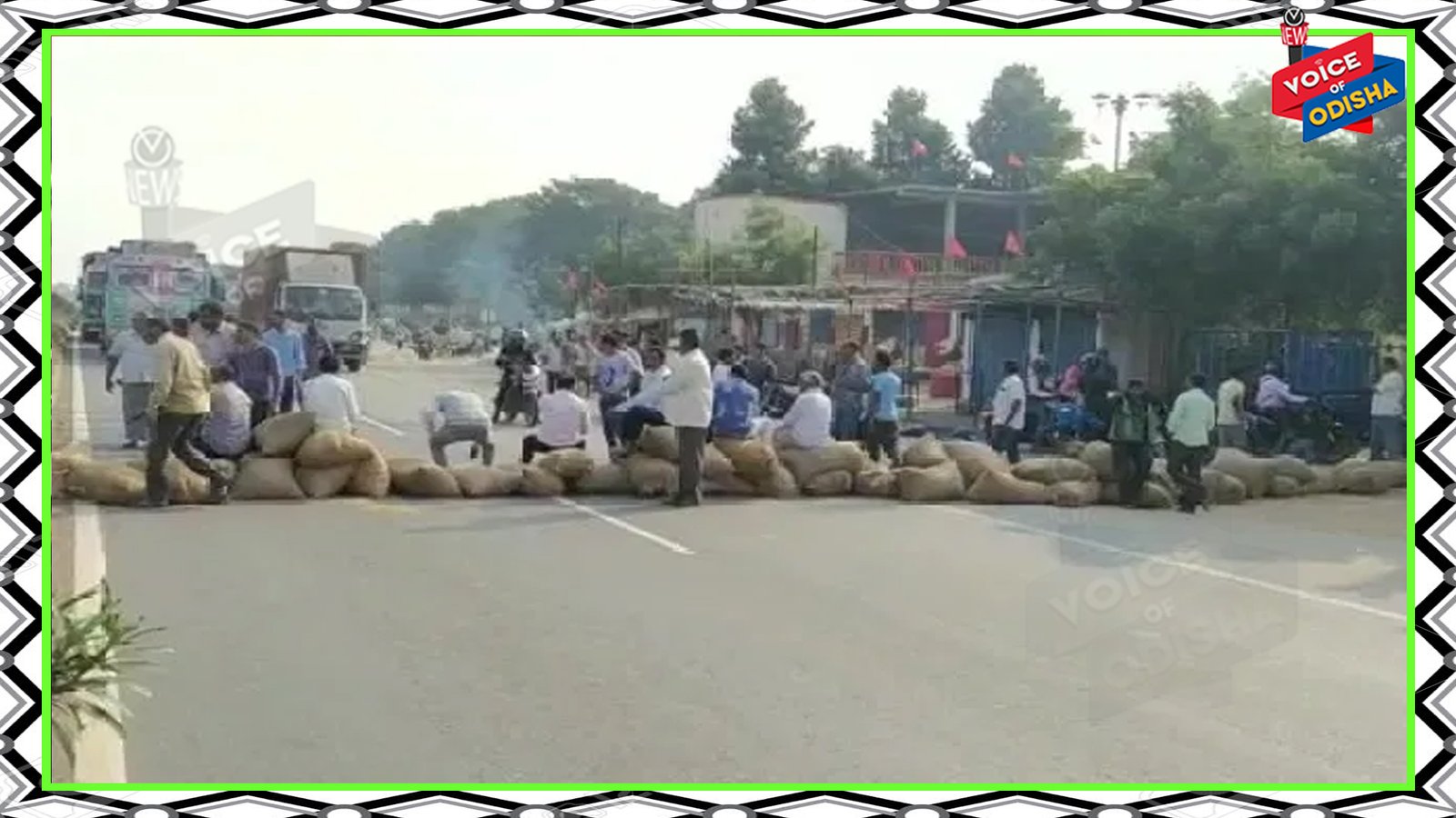 ଧାନ ବସ୍ତା ରଖି ରାସ୍ତା ଅବରୋଧ
