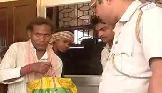 କଟା ମୁଣ୍ଡ ଧରି ଥାନାରେ 
