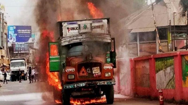 ବିଦୁ୍ୟତ ତାର ଛିଣ୍ଡି ପଡ଼ିବାରୁ ୨ଟି ଟ୍ରକ ଜଳିଗଲା 