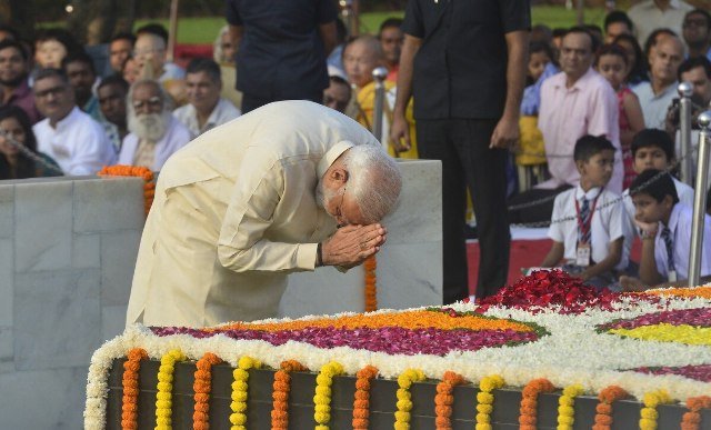  ଗାନ୍ଧୀ ଜୟନ୍ତୀ ଅବସରରେ ଶ୍ରଦ୍ଧାଞ୍ଜଳି ଜ୍ଞାପନ କଲେ ପ୍ରଧାନମନ୍ତ୍ରୀ 