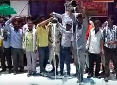 କ୍ଷୀର ଢ଼ାଳି ପ୍ରତିବାଦ କଲେ ଦୁଗ୍ଧ ଚାଷୀ
